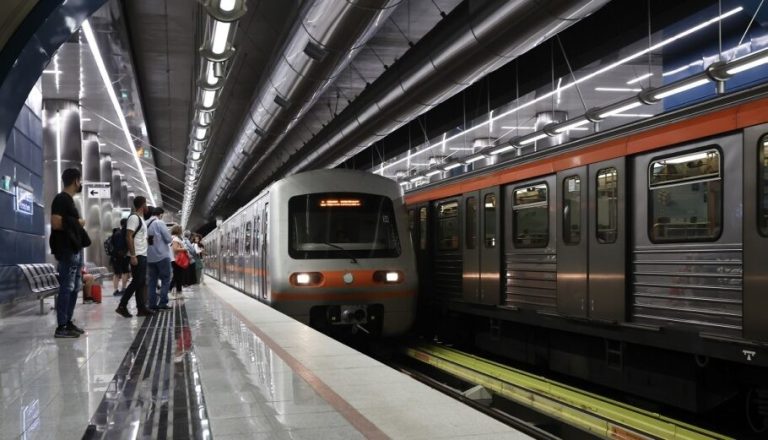 Μαθητική παρέλαση σήμερα στην Αθήνα για την 25η: Τι ισχύει με Μετρό και Τραμ, κυκλοφοριακές ρυθμίσεις στο κέντρο