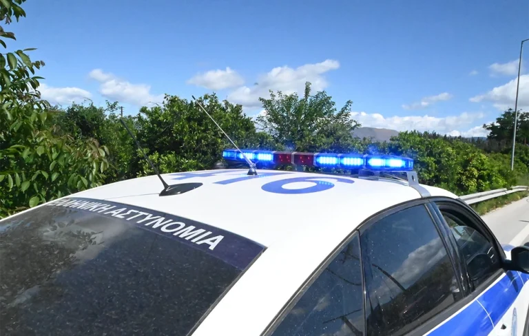 Ηράκλειο: Χειροπέδες σε 15χρονο που οδηγούσε χωρίς δίπλωμα και με πιστόλι κρότου στο αυτοκίνητο