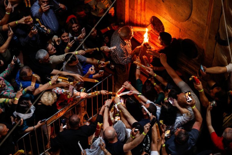 ΥΠΕΞ για Άγιο Φως: Η Ελλάδα θα εξαντλήσει κάθε δυνατότητα μεταφοράς του