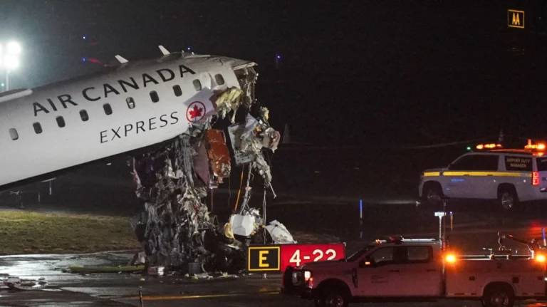Air Canada: Σύγκρουση αεροσκάφους με πυροσβεστικό στη Νέα Υόρκη
