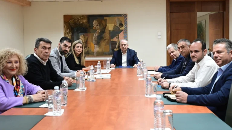 Παραμένει το πλαφόν, φρενάρουν οι απεργίες των βενζινοπωλών μετά τη συνάντησή τους με τον Θεοδωρικάκο