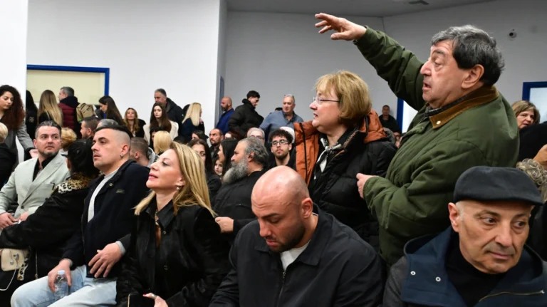 Διεκόπη για την 1η Απριλίου η δίκη για τα Τέμπη – «Βρείτε άλλη αίθουσα» φώναζαν οι συγγενείς