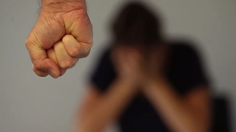 Σοκ στον Βόλο: Θύμα ενδοοικογενειακής βίας από τον πατριό του έπεσε 18χρονος