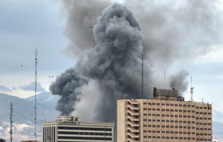 ΗΠΑ και Ισραήλ χτύπησαν το κτίριο που θα εκλεγόταν νέος ανώτατος ηγέτης του Ιράν