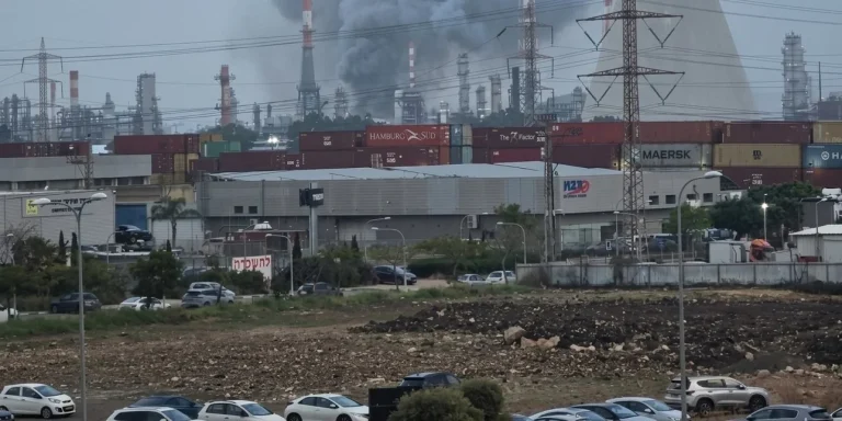 Το Ιράν χτύπησε διυλιστήριο στο Ισραήλ, στη Χάιφα (βίντεο)