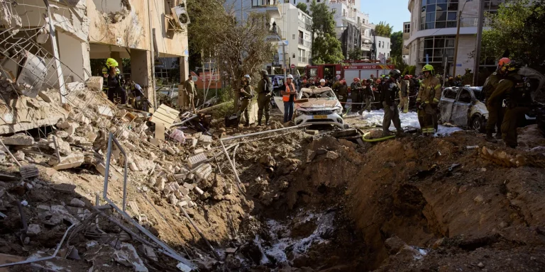 Σφοδρό μπαράζ πυραυλικών επιθέσεων του Ιράν στο Τελ Αβίβ
