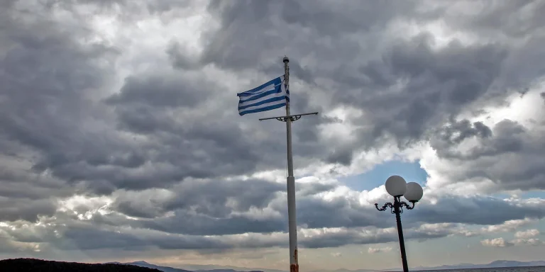 Με τι καιρό θα γίνουν οι παρελάσεις για την 25η Μαρτίου – Πού θα σημειωθούν ισχυρές βροχές