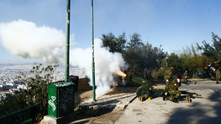 25η Μαρτίου: Οι 21 κανονιοβολισμοί από τον Λυκαβηττό – Δείτε βίντεο