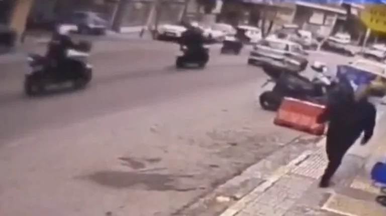 Αθώος ο γνωστός τράπερ που συνελήφθη στα Πατήσια για παράνομη οπλοκατοχή