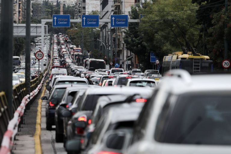 Κίνηση: Μποτιλιάρισμα σε Κηφισό, κέντρο, παραλιακή και Αττική Οδό
