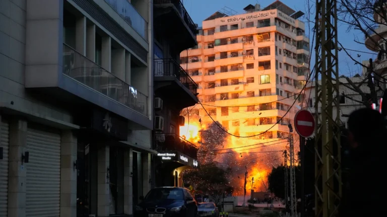 Βηρυτός: Η στιγμή που ισραηλινός βομβαρδισμός κατεδαφίζει κτήριο 22 ορόφων