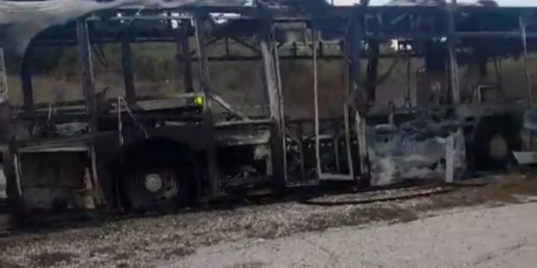 Κάηκε ολοσχερώς λεωφορείο στην Ε.Ο. Θεσσαλονίκης -Σερρών