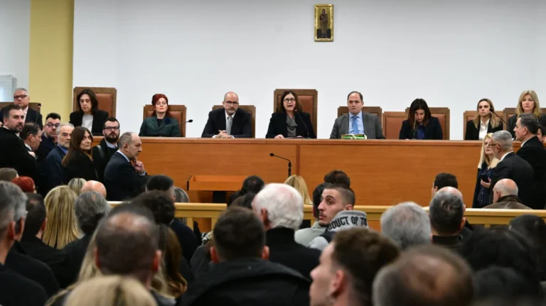 Χάος για την αίθουσα στη δίκη για τα Τέμπη