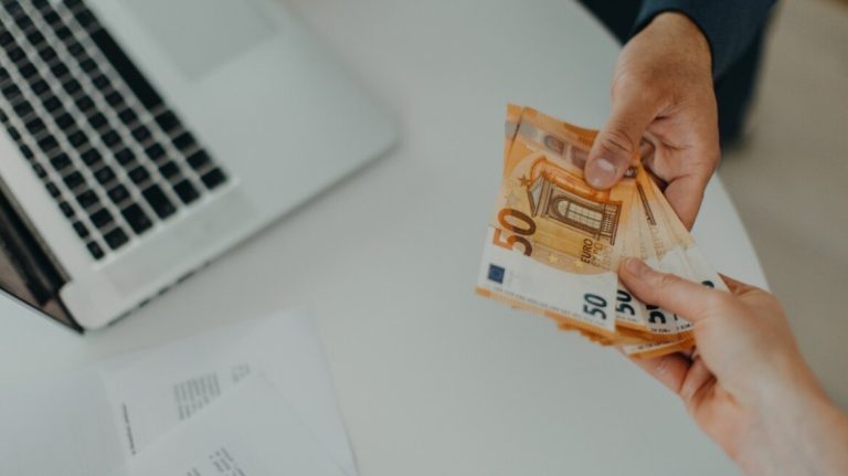 Πώς διαμορφώνονται οι μισθοί μετά την αύξηση του κατώτατου (παραδείγματα)