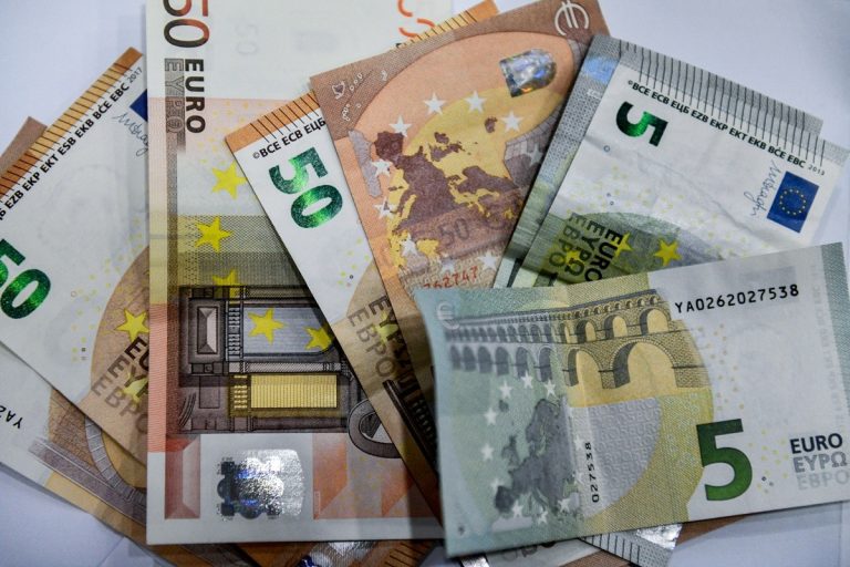 “Κλείδωσε” η αύξηση του κατώτατου μισθού