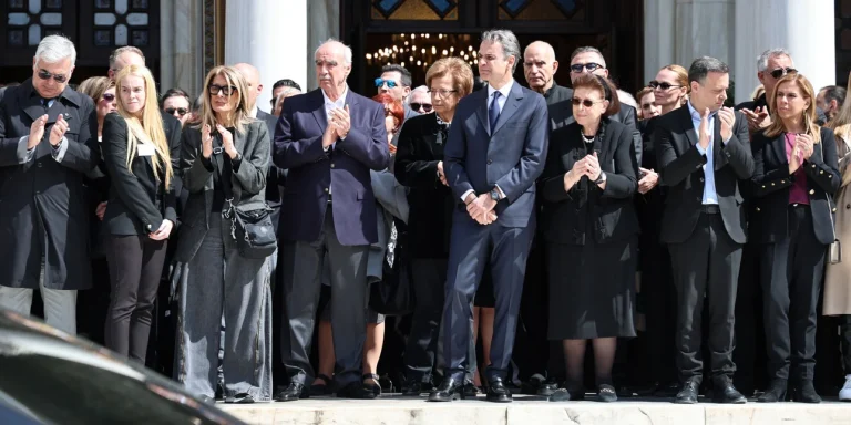 Το τελευταίο «αντίο» στη μεγάλη Μαρινέλλα – Συγκλόνισαν Αλεξίου και Νταλάρας στους επικήδειους