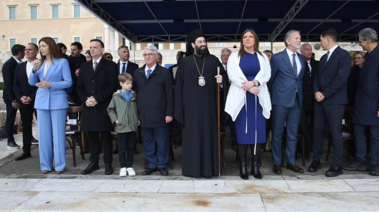 25η Μαρτίου: Μαθητική παρέλαση υπό βροχή στο κέντρο της Αθήνας, δείτε εικόνες