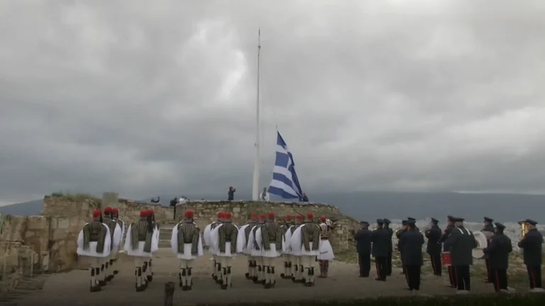 Η έπαρση της ελληνικής σημαίας στην Ακρόπολη για την 25η Μαρτίου – Δείτε βίντεο