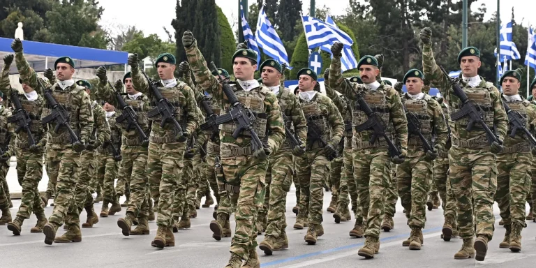 Μεγαλειώδης η στρατιωτική παρέλαση στην Αθήνα για την 25η Μαρτίου (εικόνες & βίντεο)