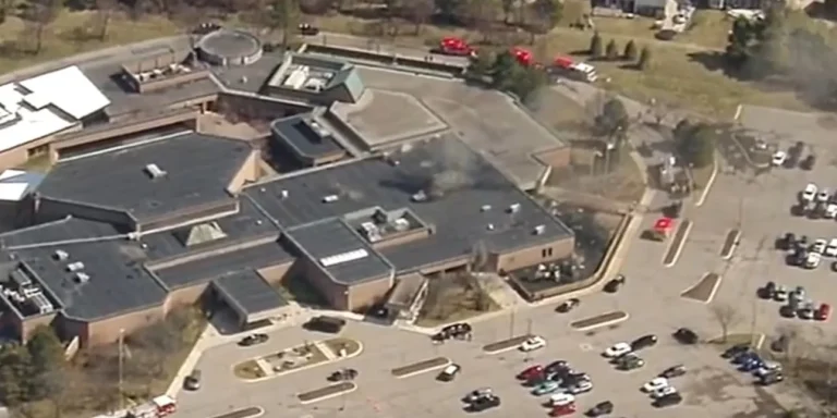 Ένοπλος εισέβαλε με αυτοκίνητο σε συναγωγή στο Μίσιγκαν και άρχισε να πυροβολεί