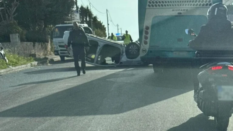 Αυτοκίνητο αναποδογύρισε στη μέση του δρόμου στο Ηράκλειο Κρήτης
