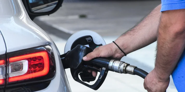Fuel Pass: Πότε ξεκινούν οι πρώτες πληρωμές – Αναλυτικά τα ποσά