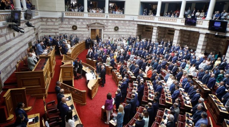 Βουλή: Υπερψηφίστηκε το νομοσχέδιο για τις Μεταφορές