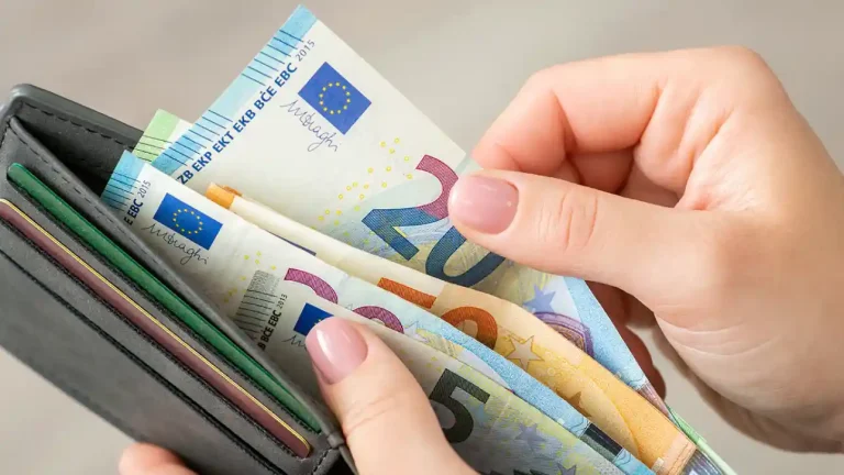 Κατώτατος μισθός: Τι κερδίζουν από την έκτη αύξηση ιδιωτικοί και δημόσιοι υπάλληλοι