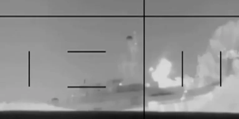 Η στιγμή που τορπίλη από υποβρύχιο των ΗΠΑ βυθίζει ιρανική φρεγάτα στη Σρι Λάνκα (βίντεο)