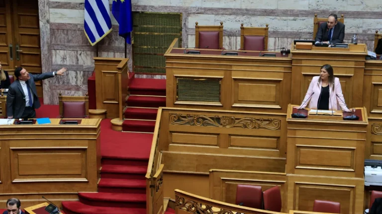 Ο Γεωργιάδης κατήγγειλε την Κωνσταντοπούλου ότι τον τραβούσε βίντεο στη συνεδρίαση