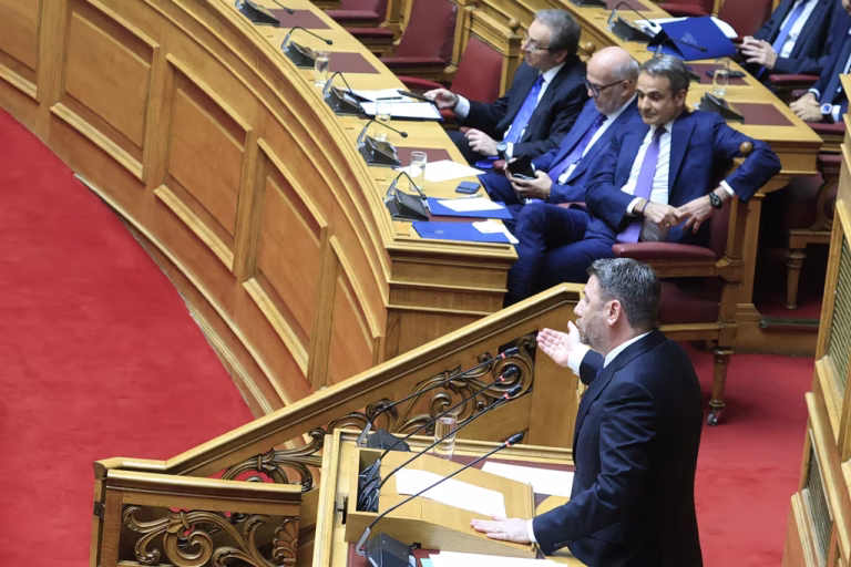 ΝΔ vs ΠαΣοΚ: Δικομματικές αντιπαραθέσεις για TikTok, πτυχία και selfies