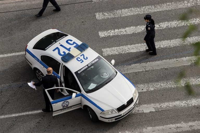 Εντοπίστηκε 12χρονη μόνη της σε λεωφορείο στη Βούλα – Κατήγγειλε ενδοοικογενειακή βία