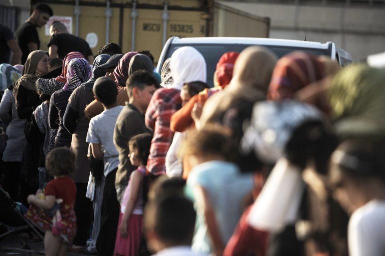 Σε επίπεδα ρεκόρ ο αριθμός των μεταναστών στην ΕΕ το 2025