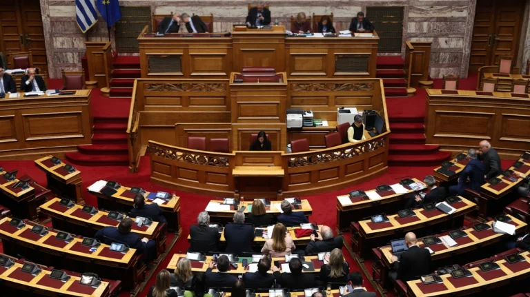 Πώς μπορεί να εφαρμοστεί το ασυμβίβαστο των υπουργών – Στο τραπέζι και η μείωση βουλευτών