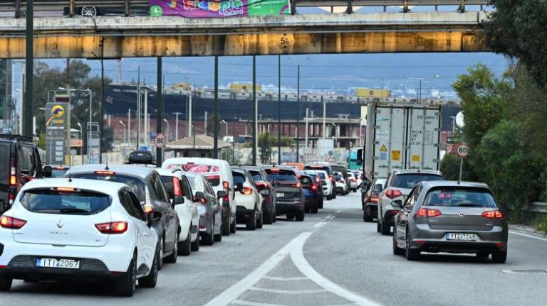 Σε εξέλιξη η έξοδος των εκδρομέων – Αυξημένη η κίνηση σε λιμάνια, ΚΤΕΛ και διόδια