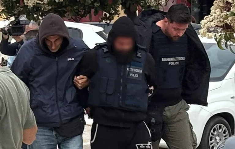 Με σκυμμένο κεφάλι στα δικαστήρια ο αρσιβαρίστας για να απολογηθεί για τον θάνατο της Μυρτώς