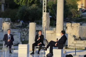 Η συζήτηση του Κυριάκου Μητσοτάκη με τον Εμανουέλ Μακρόν στη Ρωμαϊκή Αγορά