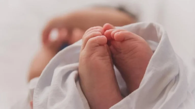 Φρίκη στον Πύργο: Τουλάχιστον 3 μήνες έκαιγαν και δάγκωναν το 10 μηνών κοριτσάκι