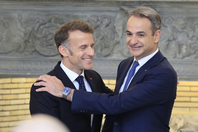 Τα πολιτικά οφέλη από την επίσκεψη Μακρόν στην Αθήνα