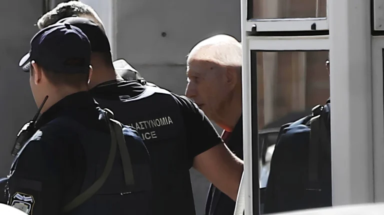 Στην Ευελπίδων για την απολογία του ο 89χρονος πιστολέρο