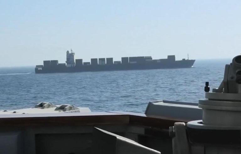 Αμερικανικό αντιτορπιλικό σταμάτησε ιρανικό πλοίο που προσπάθησε να σπάσει τον αποκλεισμό