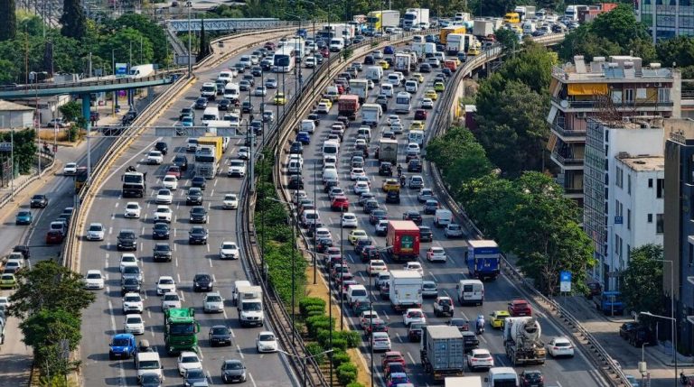 Live η κίνηση στους δρόμους: Προβλήματα στον Κηφισό μετά από φωτιά που ξέσπασε σε βαν