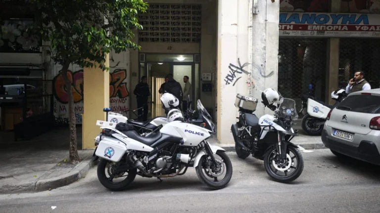 Αθήνα: Θρίλερ με νεκρή γυναίκα σε ακάλυπτο πολυκατοικίας, τι λέει ο Ιταλός που προσήχθη