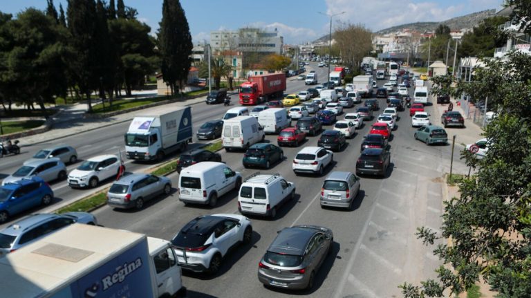 Κορυφώνεται η έξοδος των εκδρομέων: Κίνηση σε Κηφισό, Αθηνών-Κορίνθου, λιμάνια και ΚΤΕΛ