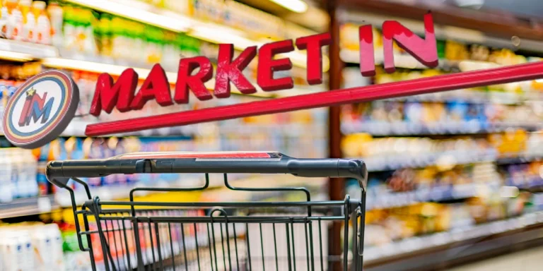 Συνεχίζεται ο οικογενειακός πόλεμος στα Market In