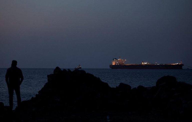 Στενά του Ορμούζ: Πάνω από 800 πλοία παραμένουν εγκλωβισμένα στον Περσικό