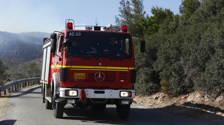 Αυτοκίνητο έπεσε σε γκρεμό στην Πάρνηθα