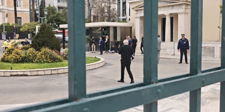 Τέσσερις γυναίκες μπήκαν στο προαύλιο της Βουλής – Διαμαρτυρήθηκαν για τα προσφυγικά της Αλεξάνδρας