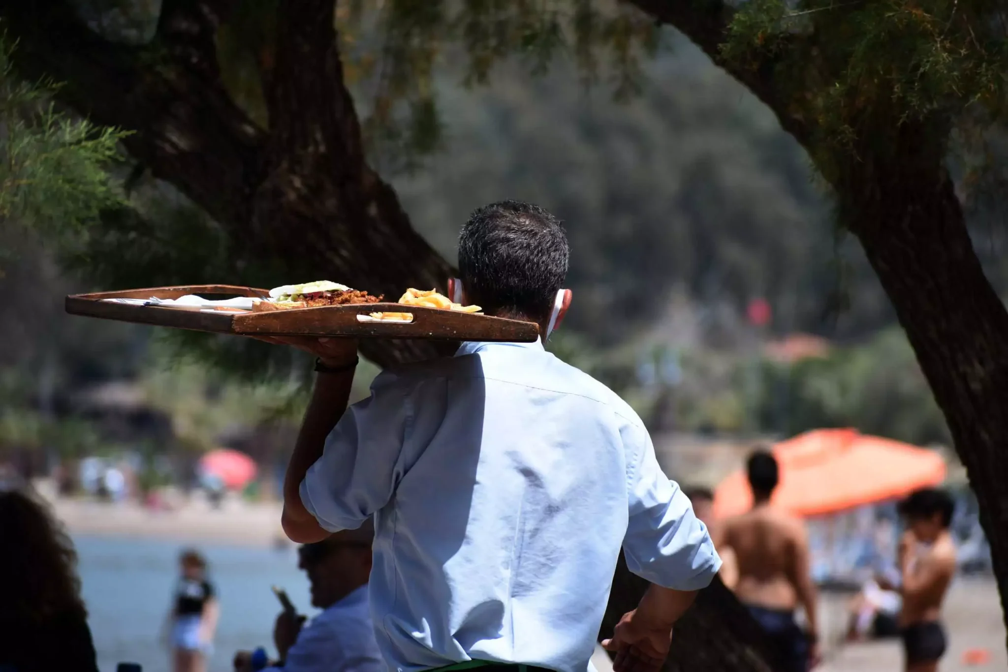 Έντονες οι ελλείψεις προσωπικού στη σεζόν με 90.000 κενές θέσεις στον τουρισμό και την εστίαση