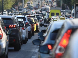Κίνηση: Καθυστερήσεις σε Κηφισό και Πειραιά